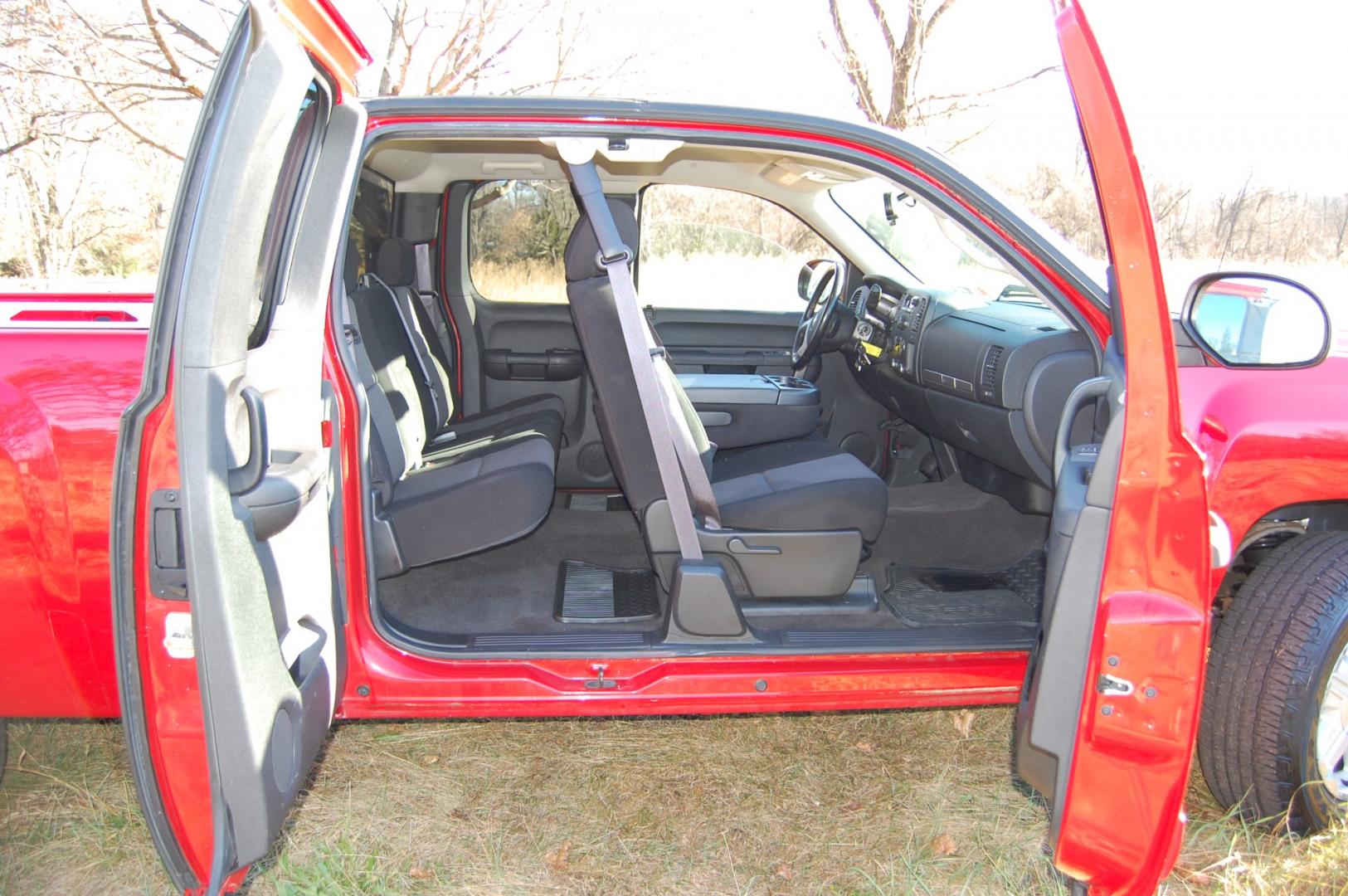 2010 RED /Black Cloth Chevrolet Silverado 1500 LT1 (1GCSKSE3XAZ) with an 5.3L V8 OHV 16V FFV engine, Automatic transmission transmission, located at 6528 Lower York Road, New Hope, PA, 18938, (215) 862-9555, 40.358707, -74.977882 - Here for sale is a very nice 2010 Chevrolet Silverado 1500 extended cab with a Z71 package. Under the hood is a strong running 5.3 liter V8 which puts power to 2 or 4 wheels via a smooth shifting automatic transmission. Features include; Black cloth interior, keyless entry, 2 remotes, 3 keys, cru - Photo#21